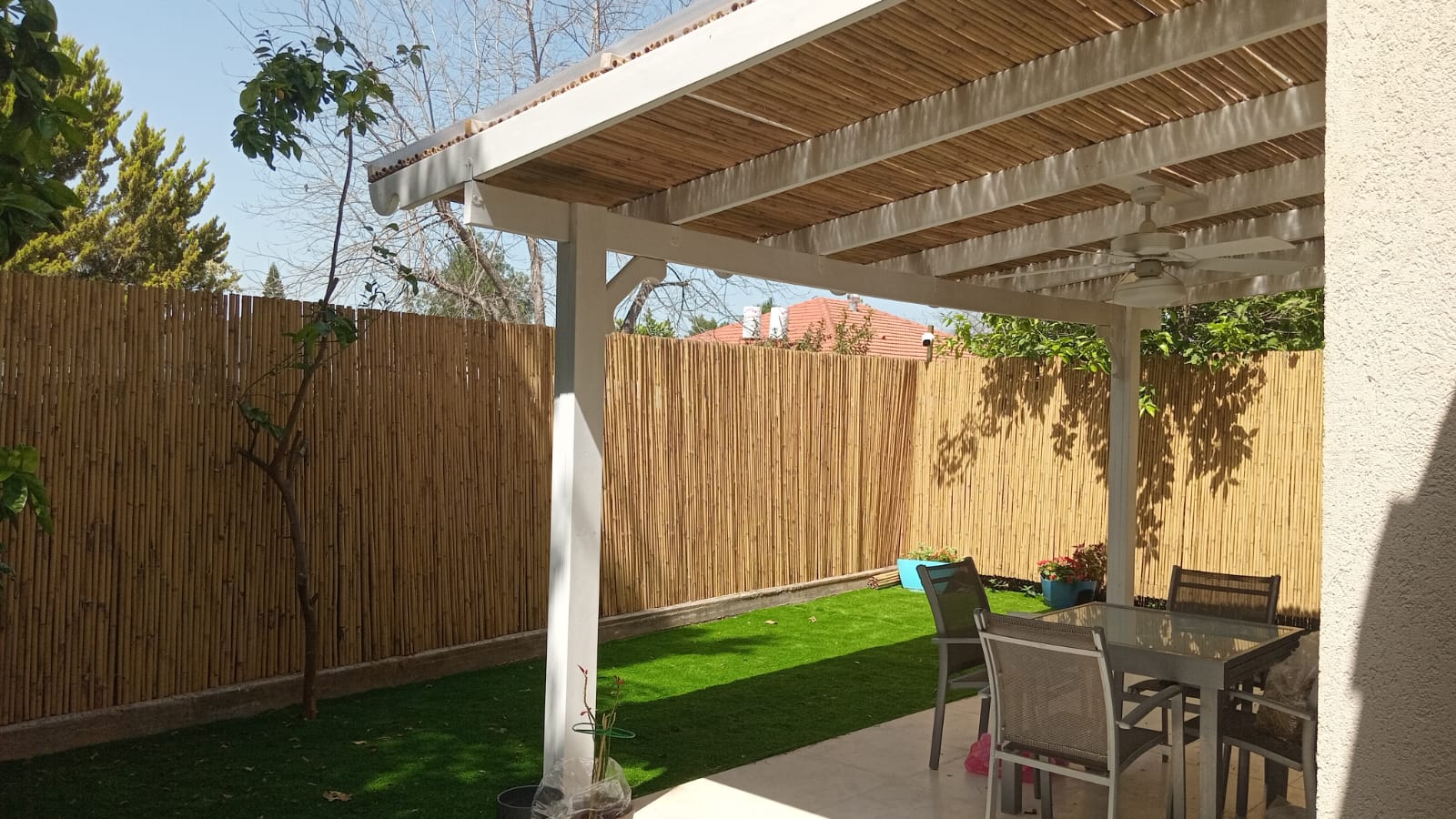 פרגולה וגדר במבוק אצל נגה נווה נאמן